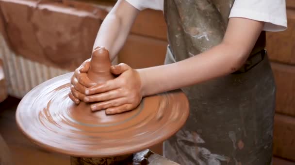 Roda oleiro mão argila moldar ou esculpir. Feche as mãos cerâmica pote de argila oleiro criança artesanato. Artista de cerâmica mão cerâmica pote de roda argila criança oficina criativa. Desenvolvimento de habilidades motoras finas — Vídeo de Stock