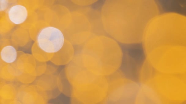 Apresenta Natal abstrato embaçado fundo dourado padrão feriado luz piscando. Borrado efeito bokeh luz de Natal desfocado fundo abstrato feriado e celebrações ano círculos cor dourada — Vídeo de Stock