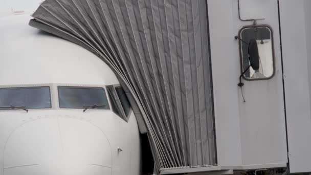 Passagiere Steigen Flugzeug Covid Maskierte Menschen Gehen Durch Eine Brücke — Stockvideo
