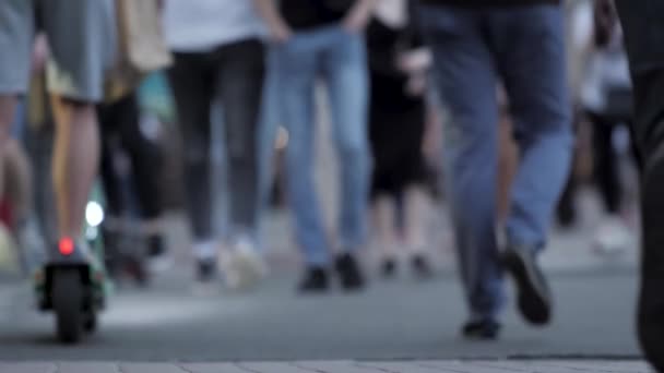 Fötter Publiken Visa Promenader Suddiga Fotgängare Korsar Gatan Slow Motion — Stockvideo