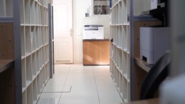 Evrak işleri. Arşiv. Kağıt dosya depolama işi belge yönetimi. Evrak işleri müdürü evrak dolabına ya da raf duvarına yerleştirmiş. Dosya eli kağıt döküman arşivi ve depolama