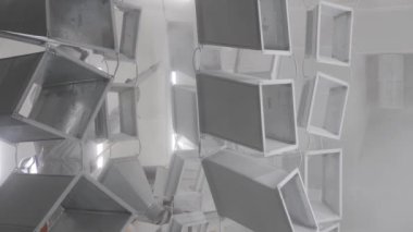 Endüstriyel boya, metal tozu kaplama boya üretim süreci. Metal ürünlerin toz tabakası. Parça parça metal atölyesini sprey tabancayla boyayan kapak çalışanı. Metal işçiliği fabrika boyası