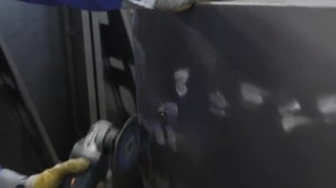 Demir işçisi endüstriyel öğütücü çelik inşaat metal öğütücü kıvılcımlar. Metal öğüten çelik işçileri öğütücü fabrika işçilerinin elleri yakındır. Yakından metal işçisi öğütücü. Metal işçiliği. Demircilik