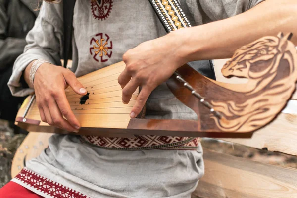 Guslyar Homme Jouant Sur Une Vieille Harpe Cordes Gusli Fait — Photo