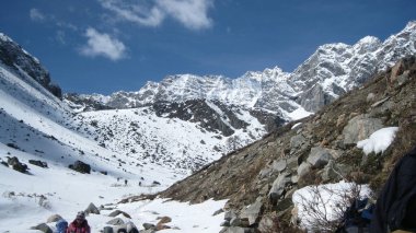 Karlı tepeleri olan bir dağ manzarası. Rusya 'nın doğası. Dağcılık.