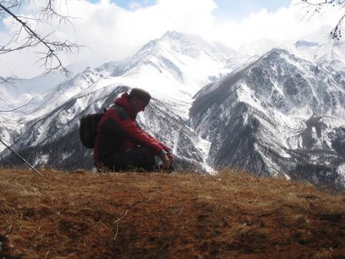 Aktif yürüyüşçü manzaranın tadını çıkarıyor.
