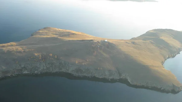 Остров Огой, озеро Байкал, Россия - Белая буддийская ступа и озеро Байкал — стоковое фото