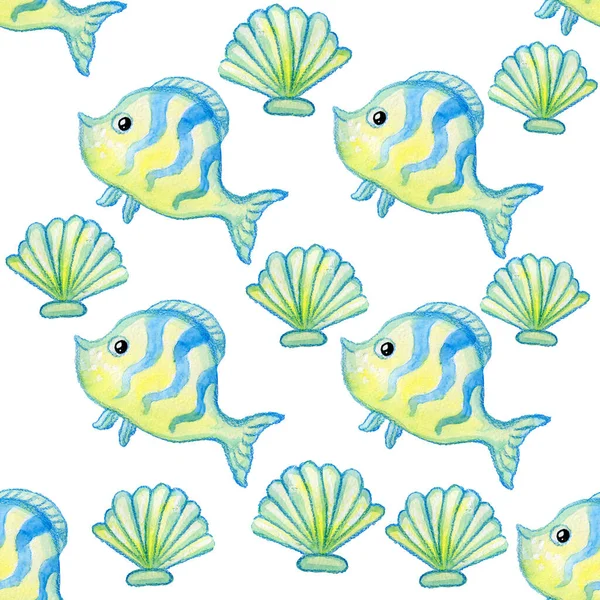 Бесшовный узор с рыбой и раковинами желтый и синий на белом фоне — стоковое фото