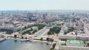 Şehir merkezindeki göletin havadan görüntüsü.