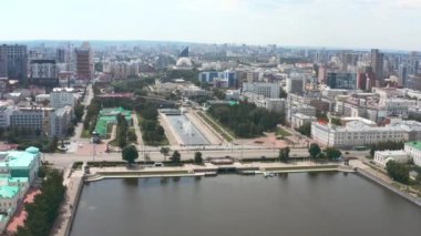 Şehir merkezindeki göletin havadan görüntüsü.