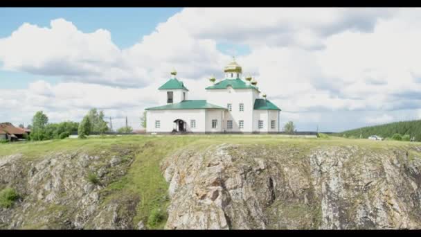 岩の上のロシア教会の空中ビュー — ストック動画