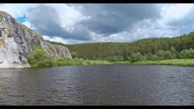 Nehrin kıyılarında kayalar ve ormanlar olan hava manzarası.