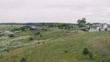 Nehrin ve kıyıdaki köyün havadan görüntüsü.