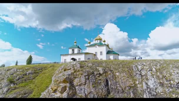 岩の上のロシア教会の空中ビュー — ストック動画