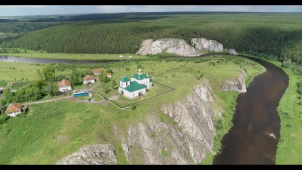 Vista aérea de la Iglesia rusa en la orilla de la roca — Vídeo de stock