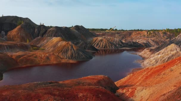 Letecký pohled na krajinu podobnou planetě Mars s červenými kopci a řekami s červenou vodou — Stock video