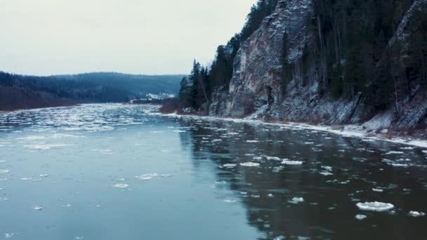 Luchtfoto van de koude rivier, rotsen en bos in de vroege winter — Stockvideo