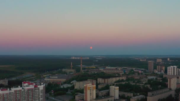 Vista aérea da lua acima da cidade — Vídeo de Stock
