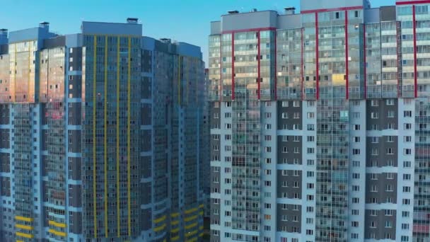 Légi kilátás egy apartman épület naplemente tükröződik az ablakokban — Stock videók