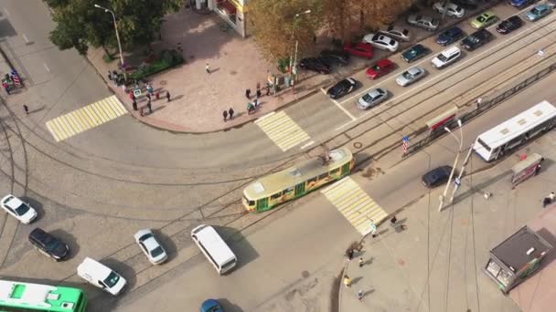 Pemandangan udara dari jalan di mana trem berjalan — Stok Video