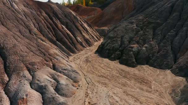 Vista aérea de un paisaje similar al planeta Marte con colinas rojas y ríos con agua roja — Vídeos de Stock