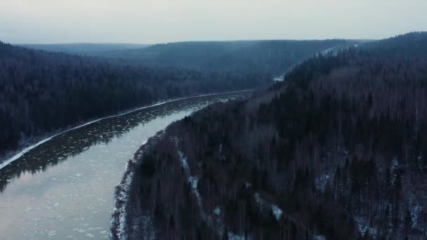 Luchtfoto van de koude rivier, rotsen en bos in de vroege winter — Stockvideo