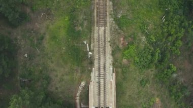 Ormandaki boş demiryolu.