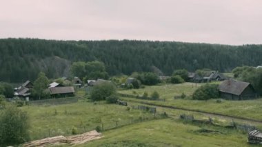 Nehrin ve kıyıdaki köyün havadan görüntüsü.