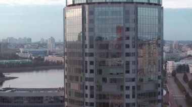 Şehir merkezindeki modern bir iş merkezinin havadan görünüşü