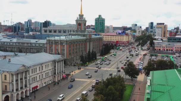 Vista aérea de la carretera con tráfico en el centro de la ciudad — Vídeos de Stock