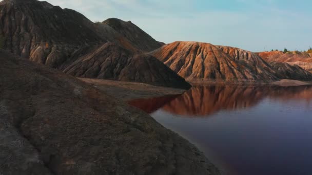 Vista aérea de uma paisagem semelhante ao planeta Marte com colinas vermelhas e rios com água vermelha — Vídeo de Stock