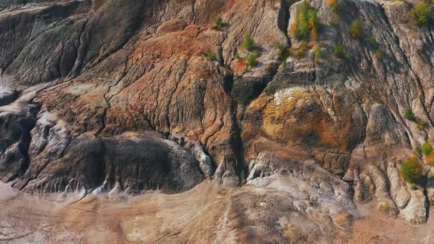 Vista aérea de un paisaje similar al planeta Marte con colinas rojas y ríos con agua roja — Vídeos de Stock