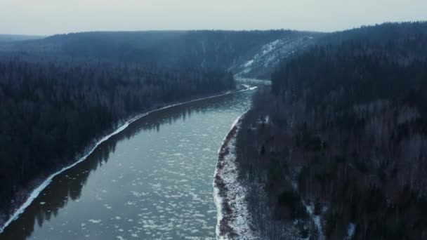 Vista aérea do rio frio, rochas e floresta no início do inverno — Vídeo de Stock