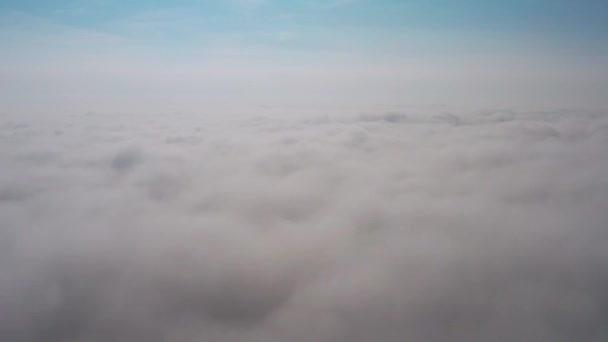 Letecký pohled na oblohu a mraky, do kterých kamera letí — Stock video