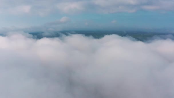 Voando sobre nuvens brancas chatas — Vídeo de Stock