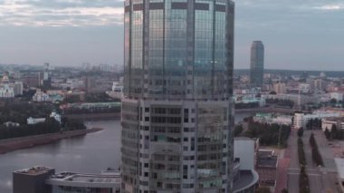 Şehir merkezindeki modern bir iş merkezinin havadan görünüşü