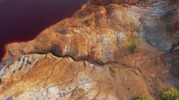 Vue aérienne d'un paysage similaire à la planète Mars avec des collines rouges et des rivières avec de l'eau rouge — Video