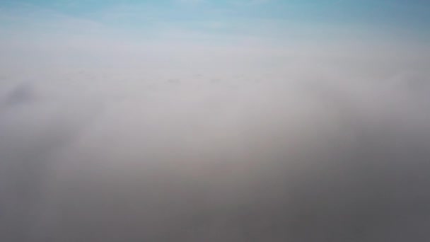 Letecký pohled na oblohu a mraky, do kterých kamera letí — Stock video