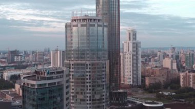 Şehir merkezindeki modern bir iş merkezinin havadan görünüşü