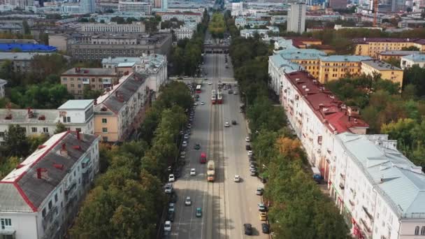 Вид с воздуха на дорогу с движением в центре города — стоковое видео