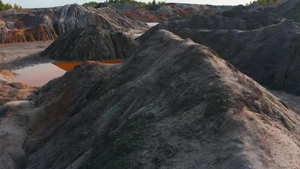 Veduta aerea di un paesaggio simile al pianeta Marte con colline rosse e fiumi con acqua rossa — Video Stock