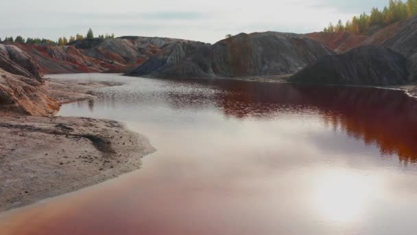 Vista aérea de uma paisagem semelhante ao planeta Marte com colinas vermelhas e rios com água vermelha — Vídeo de Stock