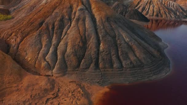 Vista aérea de uma paisagem semelhante ao planeta Marte com colinas vermelhas e rios com água vermelha — Vídeo de Stock