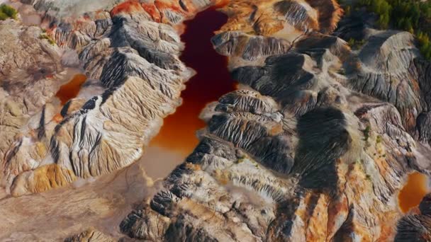 Vista aérea de un paisaje similar al planeta Marte con colinas rojas y ríos con agua roja — Vídeos de Stock