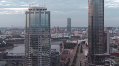 Şehir merkezindeki modern bir iş merkezinin havadan görünüşü