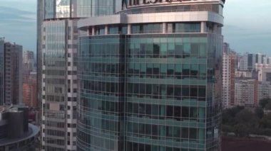 Şehir merkezindeki modern bir iş merkezinin havadan görünüşü