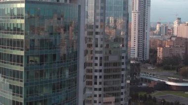 Şehir merkezindeki modern bir iş merkezinin havadan görünüşü