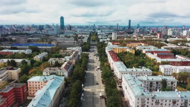 Luchtfoto van de weg met verkeer in het centrum — Stockvideo