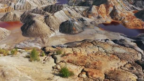 Vista aérea de un paisaje similar al planeta Marte con colinas rojas y ríos con agua roja — Vídeos de Stock