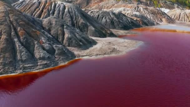 Vista aérea de uma paisagem semelhante ao planeta Marte com colinas vermelhas e rios com água vermelha — Vídeo de Stock